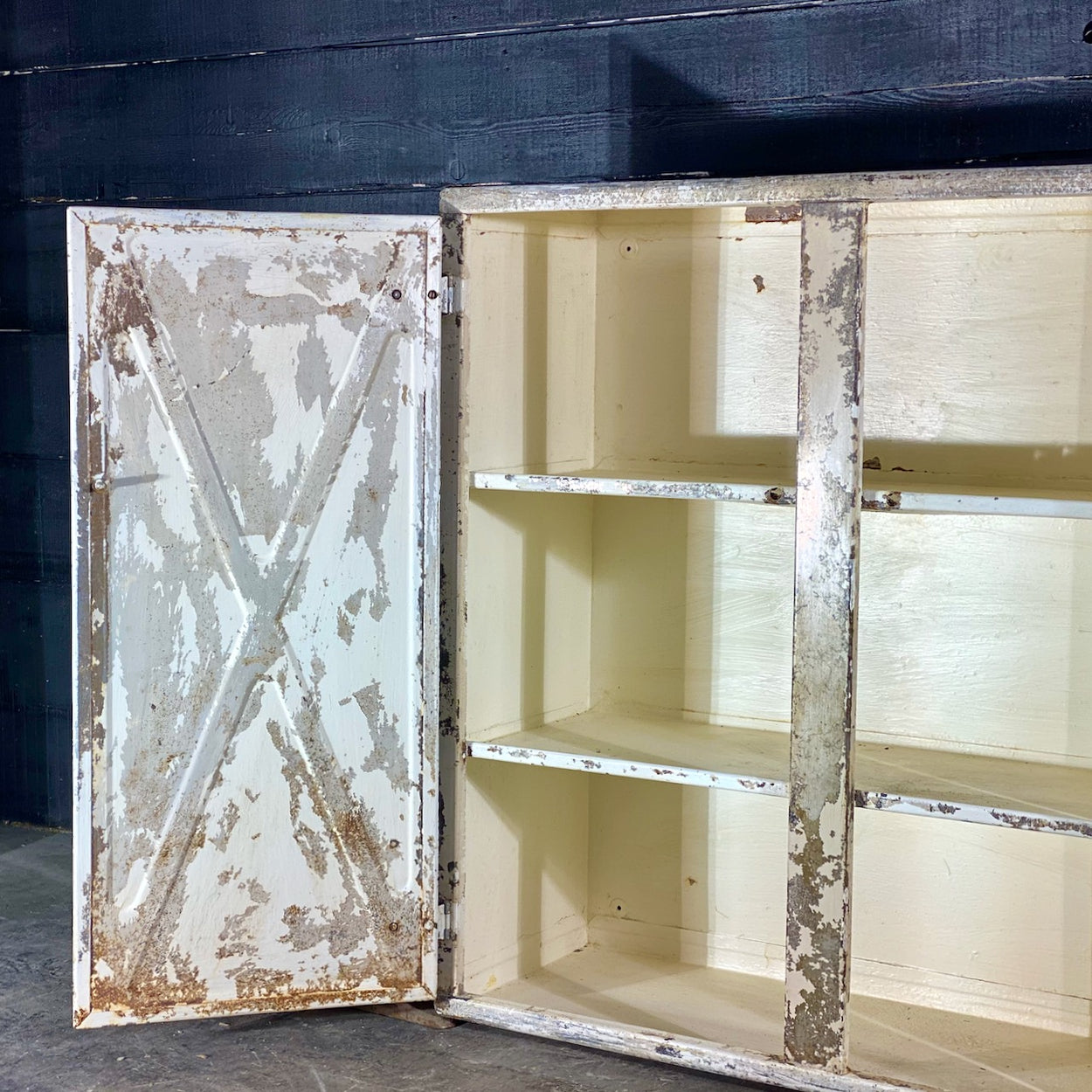 Industrial White Painted Steel Factory Cabinet